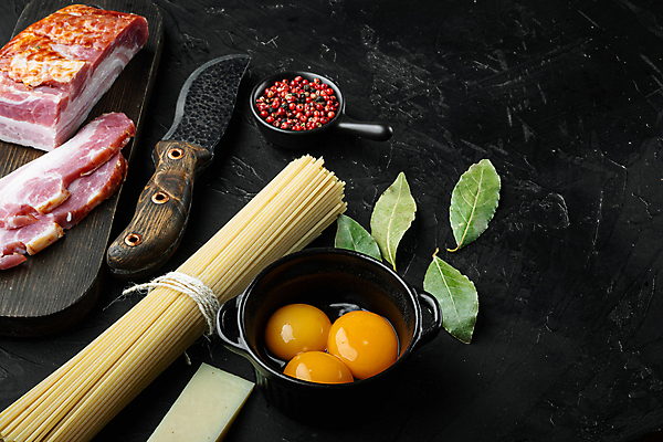 포토 JPG 해외이미지 식재료 검은배경 실내 사람없음 베이컨 식칼 날계란 스파게티면 월계수 파스타면 해외포토 백그라운드 주방용품 파스타 돼지고기 내부 계란 검은색 면류 파일형식 이미지허브