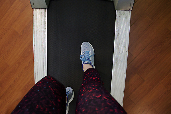 포토 JPG 해외이미지 라이프스타일 스포츠 신발 바지 모션 발 바닥 주택 실내 따뜻함 건강 사람없음 내부 목재 운동복 달리기 조깅 운동 우주 힘 기계 산책 방 장비 센터 연습 스니커즈 시작 준비 체육관 전자 런닝머신 모터 그만 양발 해외포토 나무 옷 운동화 재료 하의 휴식 건물 생활 신체부위 운동기구 파일형식 이미지허브