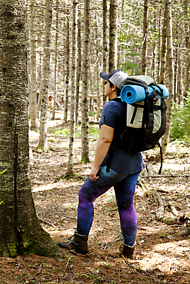 포토 JPG 해외이미지 나무 라이프스타일 옷 여자 여행 캐나다 가방 배낭 자국 자연 휴가 항해 건강 한명 야외 환경 산책 캠핑 하이킹 자유 숲 모험가 배낭여행 싱글 에코 친환경 유지 발견 독립 백패커 하이커 해외포토 식물 1 잡화 컨셉 북아메리카 배_교통 레저 휴식 사람 생활 생태계 파일형식 이미지허브