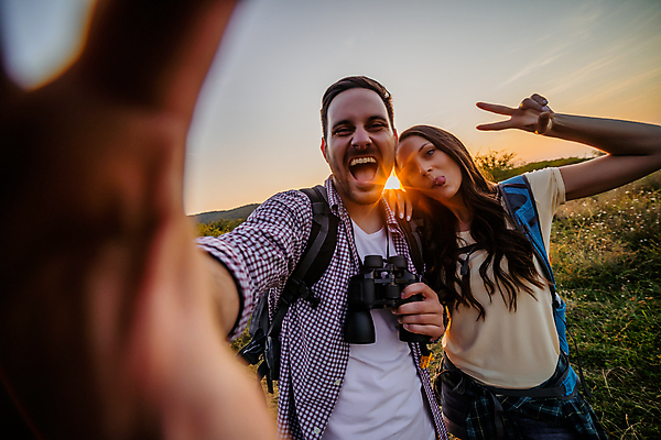 포토 JPG 해외이미지 백인 라이프스타일 커플 응시 여자 남자 행복 배낭 포옹 자연 휴가 산 사랑 미소 성인 야외 두명 여름 햇빛 태양 여행객 사진촬영 일몰 쌍안경 하이킹 잡기 디지털카메라 흥분 탐사 하이커 해외포토 자연요소 서양인 시선 계절 감정 여행 가방 관계 안기 모션 레저 표정 사람 생활 카메라 노을 촬영 망원경 생태계 파일형식 이미지허브