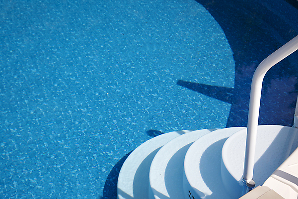 포토 JPG 해외이미지 주간 야외수영장 그림자 사람없음 야외 바캉스 계단 호캉스 해외포토 자연요소 휴가 수영장 파일형식 이미지허브