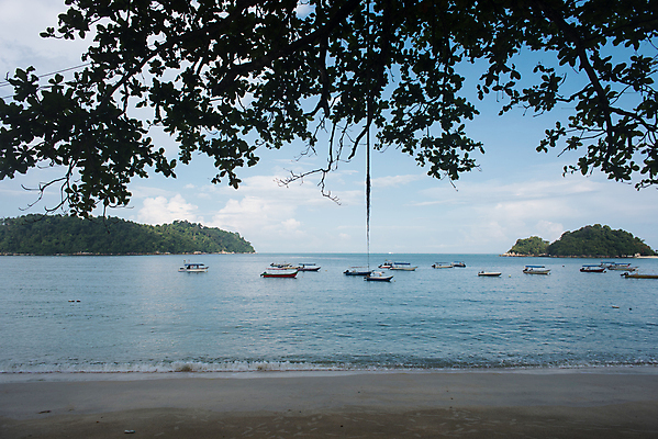 포토 JPG 해외이미지 나무 아시아 모래 파도 바다 섬 여행 백그라운드 자연 하늘 아침 날씨 휴가 파노라마 사람없음 물 파란색 빛 침묵 보트 말레이시아 파라다이스 해외포토 주간 자연요소 식물 나라 컬러 배_교통 촬영기법 소리 생태계 파일형식 이미지허브