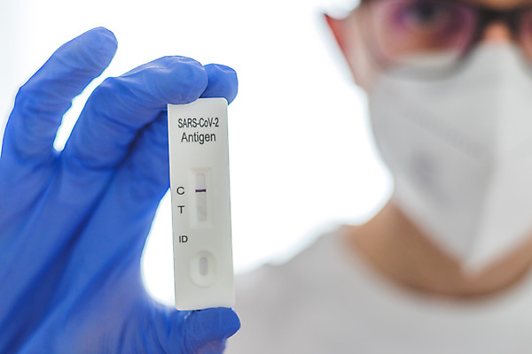 포토 JPG 해외이미지 남자 안경 실내 마스크 한명 들기 상반신 성인 의사 흰배경 음성 자가진단 성인남자한명만 안경낌 코로나바이러스 감염예방 진단키트 델타변이바이러스 오미크론 해외포토 1 잡화 백그라운드 의학 모션 사람 내부 의료진 흰색 바이러스 사회이슈 예방 감염 남자한명만 성인남자만 파일형식 이미지허브