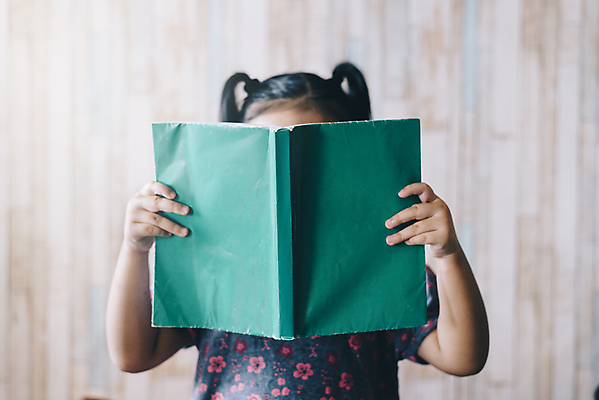 포토 JPG 해외이미지 1 학생 응시 여학생 여자 교육 얼굴 어린이 백그라운드 컨셉 생각 학교 상상 수업 실내 한명 사람 취미 사람없음 책 초록색 스터디 독서 유치원 덮개 잡기 작음 집중 문학 페이지 포니테일 멍청이 심각 지능 초보 해외포토 헤어스타일 시선 컬러 모션 내부 신체부위 학습 뚜껑 크기 파일형식 이미지허브