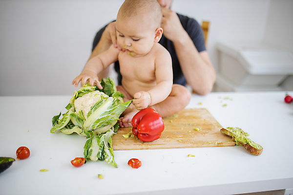 포토 JPG 해외이미지 전신 여자 남자 딸 채소 놀이 탁자 주택 파프리카 도마 실내 미소 상반신 성인 두명 옆모습 주방 아기 아빠 브로콜리 흰배경 아보카도 부녀 해외포토 뷰포인트 가구 백그라운드 과일 가족 주방용품 표정 사람 내부 건물 흰색 파일형식 이미지허브