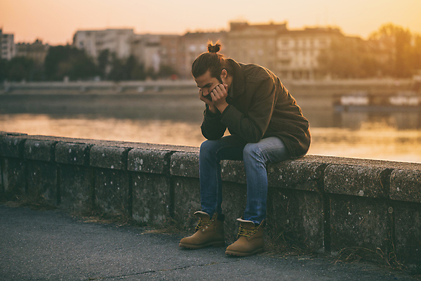 포토 JPG 해외이미지 주간 전신 남자 한명 앉기 성인 야외 옆모습 아웃포커스 턱괴기 슬픔 좌절 고민 우울감 성인남자한명만 해외포토 자연요소 1 감정 뷰포인트 컨셉 모션 촬영기법 사람 남자한명만 성인남자만 파일형식 이미지허브