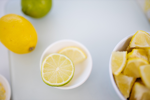 포토 JPG 해외이미지 조각 과일 탁자 귤 도마 쟁반 건강 요리 사람없음 노란색 흰색 신선 그룹 사발 달콤 자르기 레몬 레모네이드 오브젝트 유기농 라임 레시피 건강식 내추럴 채식주의자 개조 해외포토 웰빙 음식 컬러 가구 모션 주방용품 사기그릇 맛 채식 에이드 파일형식 이미지허브