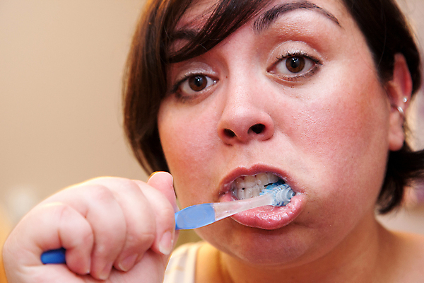 포토 JPG 해외이미지 1 라이프스타일 여자 얼굴 백그라운드 아침 갈색머리 건강 한명 사람 일상 치료 갈색 놀람 거품 거울 표현 붓 최고 입 찡그림 닫기 치아 씻기 칫솔 피부 준비 치과의사 충격 굴곡 돌봄 위생관리 해외포토 주간 헤어스타일 감정 컬러 의학 모션 표정 관리 라이프 생활 신체부위 위생용품 청결 의사 소화기관 파일형식 이미지허브