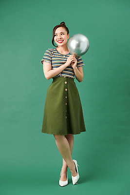 포토 JPG 해외이미지 전신 여자 한명 들기 동양인 성인 풍선 성인여자한명만 초록배경 해외포토 1 백그라운드 모션 사람 인종 초록색 여자한명만 성인여자만 파일형식 이미지허브