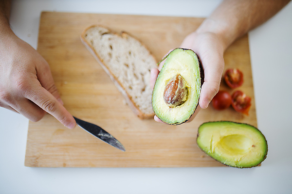 포토 JPG 해외이미지 전통 손 남자 음식 빵 조각 토마토 채소 재료 방울토마토 탁자 도마 건강 요리 사람 성인 사람없음 목재 신선 칼 맛 자르기 밀 유기농 슬라이스 토스트 레시피 아보카도 점심식사 채식주의자 해외포토 나무 웰빙 가구 컨셉 과일 모션 주방용품 곡류 신체부위 식사 채식 파일형식 이미지허브