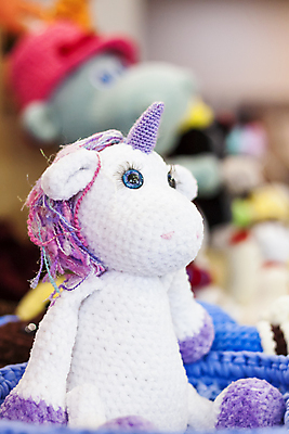 포토 JPG 해외이미지 실내 사람없음 아웃포커스 뜨개질 털실 동물인형 손뜨개 유니콘 인형가게 해외포토 인형 촬영기법 취미 내부 상점 실 파일형식 이미지허브