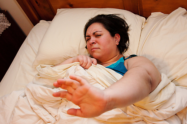 포토 JPG 해외이미지 모양 1 라이프스타일 손 여자 베개 아침 휴식 주택 한명 성인 침실 이불 방 짜증 침대 잠 야간 저녁 담요 거절 치수 굴곡 그만 떠남 사생활 취침시간 혼자 해외포토 주간 자연요소 감정 가구 컨셉 침구 모션 사람 건물 생활 신체부위 파일형식 이미지허브