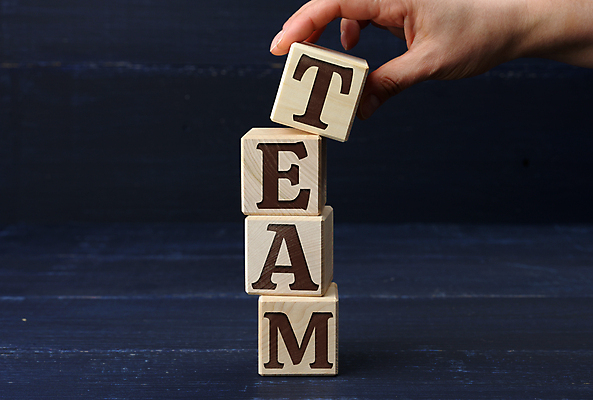 포토 JPG 해외이미지 손 비즈니스 협력 실내 들기 신체부위 오브젝트 블록쌓기 나무블록 나무배경 해외포토 백그라운드 모션 사람 내부 목재 쌓기 블록 파일형식 이미지허브