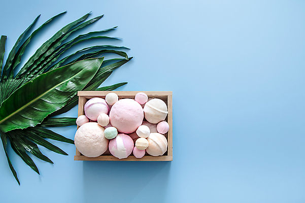 포토 JPG 해외이미지 하늘색 사람없음 하이앵글 원형 오브젝트 스파용품 야자수잎 바디케어 입욕제 해외포토 도형 뷰포인트 잎 파란색 스파 파일형식 이미지허브