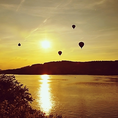 포토 JPG 해외이미지 주간 하늘 사람없음 야외 강 노을 열기구 비행 해외포토 자연요소 항공교통 파일형식 이미지허브