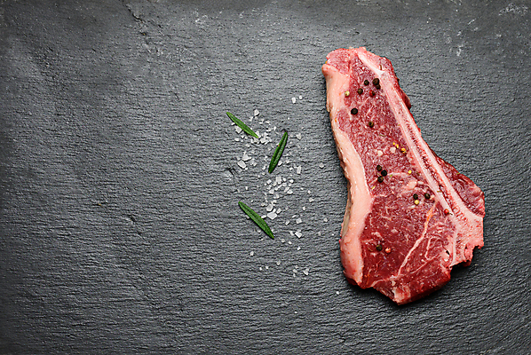 포토 JPG 해외이미지 검은배경 실내 스테이크 사람없음 하이앵글 소고기 소금 로즈메리 티본스테이크 카피스페이스 해외포토 뷰포인트 백그라운드 서양음식 육류 내부 검은색 공백 허브 파일형식 이미지허브