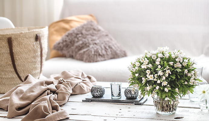 포토 JPG 해외이미지 꽃다발 쿠션 겨울 초 잔 실내 사람없음 아웃포커스 소파 꽃병 천 오브젝트 감성 빨래바구니 해외포토 식기 계절 꽃 컨셉 의자 촬영기법 내부 바구니 직물 빨래 파일형식 이미지허브