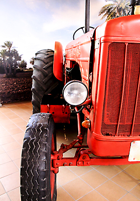 포토 JPG 해외이미지 산업 밭 농업 교통시설 사람없음 빨간색 농작물 농장 농경지 금속 힘 기계 장비 수확 골동품 공구 시골 바퀴 원형 역사 스페인 클래식 가장자리 농부 땅 철 복고 타이어 볼트 트랙터 엔진 구식 디젤 밭일 알리칸테 옛날 중고 철강 해외포토 도형 직업 유럽 컬러 교통 컨셉 재질 도구 둘레 농기계 시설 특수차량 파일형식 이미지허브