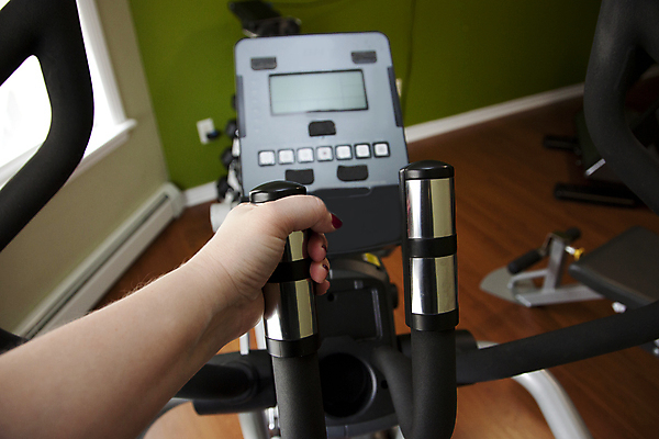 포토 JPG 해외이미지 라이프스타일 손 스포츠 버튼 실내 건강 사람 사람없음 운동 우주 기계 장비 잡기 맥박 연습 측정 클럽 체육관 전자 런닝머신 조종장치 해외포토 의학 모션 내부 생활 신체부위 운동기구 파일형식 이미지허브