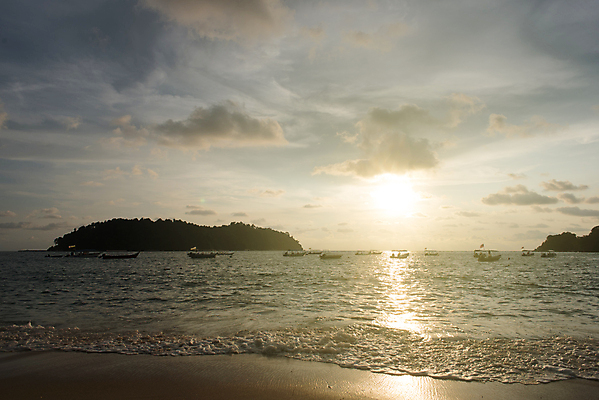 포토 JPG 해외이미지 실루엣 아시아 파도 바다 섬 여행 백그라운드 오렌지 자연 하늘 날씨 휴가 따뜻함 사람없음 빨간색 물 빛 햇빛 태양 동남아시아 침묵 황혼 일몰 보트 황금 저녁 장면 낚시꾼 말레이시아 파라다이스 수평선 해외포토 자연요소 나라 컬러 배_교통 과일 촬영기법 노을 소리 야간 생태계 파일형식 이미지허브