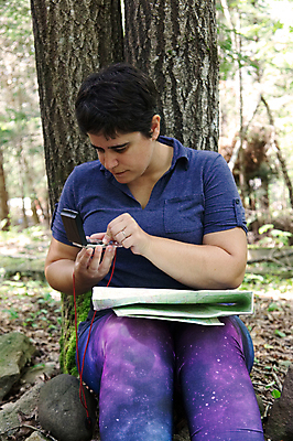 포토 JPG 해외이미지 라이프스타일 선 여행 지도 자연 항해 한명 야외 여행객 디지털 트래킹 하이킹 탐험 기구 공구 가리킴 숲 나침반 방향 측정 오브젝트 검색 싱글 북쪽 네비게이션 경도 독립 루트 방법 선로 오리엔테이션 위도 해외포토 1 배_교통 레저 사람 손짓 생활 도구 생태계 파일형식 이미지허브