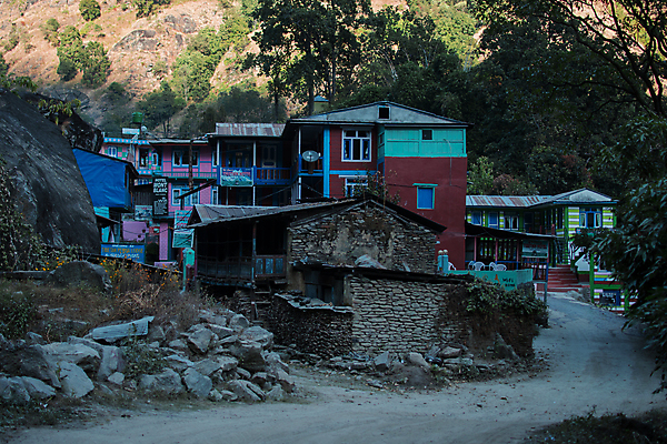 포토 JPG 해외이미지 나무 전통 아시아 도로 길 여행 자연 지붕 휴가 산 주택 풍경 사람없음 야외 초록색 여름 컬러풀 걷기 마을 골짜기 계곡 트래킹 하이킹 바위 시골 숲 언덕 부식 순환 심플 암초 네팔 리빙 넘어짐 히말라야 해외포토 식물 계절 나라 컬러 교통시설 모션 레저 건물 돌_바위 생태계 파일형식 산맥 이미지허브
