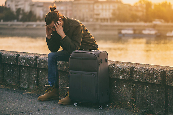 포토 JPG 해외이미지 라이프스타일 남자 여행 비즈니스 휴가 수염 한명 앉기 성인 야외 강 도시풍경 햇빛 여행객 여행가방 일몰 탐험 슬픔 짐 분노 짜증 도시 작업 비즈니스맨 좌절 전문직 강가 방향 명상 검색 고민 출장 경영자 시티라이프 승객 문제 실수 불만 혼란 해외포토 직업 1 감정 컨셉 가방 모션 사람 풍경 생활 태양 노을 직장인 리더 파일형식 이미지허브