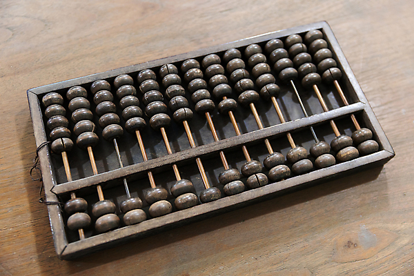 포토 JPG 해외이미지 전통 교육 백그라운드 비즈니스 학교 프레임 동양인 사람없음 목재 금융 경제 숫자 갈색 중국 장비 계산기 주판 수확 골동품 공구 업무 수학 계산 닫기 뺄셈 구슬 오브젝트 부식 복고 회계 옛날 줄서기 카운트 해외포토 나무 문자 아시아 컬러 농업 재료 교과목 모션 문구용품 인종 도구 작업 파일형식 이미지허브