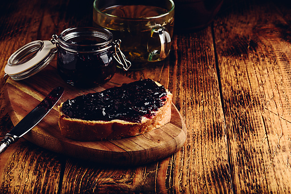 포토 JPG 해외이미지 유리병 잔 실내 사람없음 신선 달콤 잼 식빵 블루베리 나무도마 나무배경 해외포토 식기 빵 백그라운드 과일 병_용기 도마 내부 목재 소스_음식 맛 파일형식 이미지허브