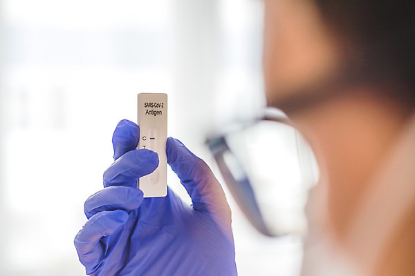 포토 JPG 해외이미지 남자 안경 실내 마스크 한명 들기 상반신 성인 의사 흰배경 음성 자가진단 성인남자한명만 안경낌 코로나바이러스 감염예방 진단키트 델타변이바이러스 오미크론 해외포토 1 잡화 백그라운드 의학 모션 사람 내부 의료진 흰색 바이러스 사회이슈 예방 감염 남자한명만 성인남자만 파일형식 이미지허브