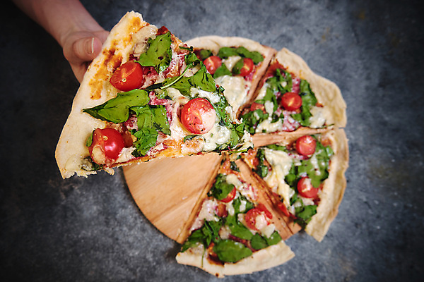 포토 JPG 해외이미지 전통 음식 조각 백그라운드 잎 토마토 채소 재료 방울토마토 탁자 치즈 피자 패스트푸드 요리 사람없음 목재 빨간색 식당 식사 저녁식사 이탈리아 껍질 신선 맛 정상 굽기 서비스 속도 반죽 소금 바질 점심식사 구성 마르게리타피자 모짜렐라치즈 살라미 채식주의자 페퍼로니 피자집 핸드메이드 해외포토 나무 식물 유럽 컬러 가구 컨셉 유제품 서양음식 상점 소시지 인스턴트 구이 채식 파일형식 이미지허브