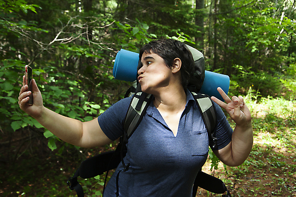 포토 JPG 해외이미지 라이프스타일 행복 여행 포즈 자연 모바일 세포 항해 한명 웃음 야외 30대 스마트폰 여행객 카메라 디지털 트래킹 하이킹 탐험 숲 나침반 방향 스마트 측정 싱글 독립 선로 셀프 유아독존 해외포토 1 감정 컨셉 배_교통 레저 표정 사람 생활 장년 전자제품 핸드폰 스마트기기 생태계 파일형식 이미지허브