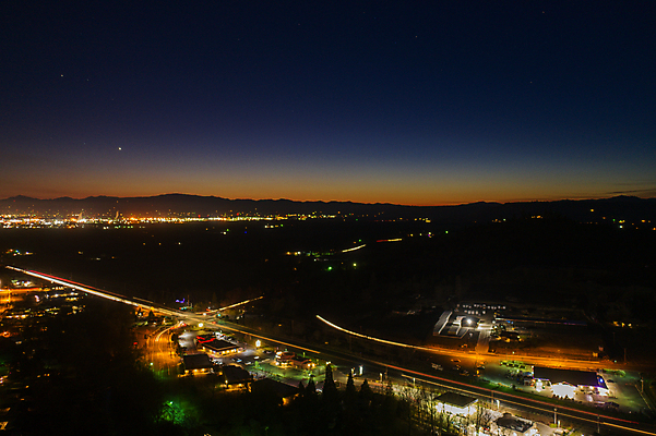포토 JPG 해외이미지 나무 공원 별 도로 백그라운드 하늘 산 안테나 파노라마 사람없음 야외 건물 빛 뷰티 일출 검은색 미국 어둠 일몰 시골 고속도로 보행로 야간 언덕 타운 스카이라인 조감도 수평선 해외포토 자연요소 식물 건축물 공공시설 길 컬러 북아메리카 통신 교통시설 촬영기법 노을 도시 파일형식 이미지허브