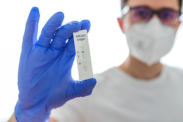 포토 JPG 해외이미지 남자 안경 실내 마스크 한명 들기 상반신 성인 의사 흰배경 음성 자가진단 성인남자한명만 안경낌 코로나바이러스 감염예방 진단키트 델타변이바이러스 오미크론 해외포토 1 잡화 백그라운드 의학 모션 사람 내부 의료진 흰색 바이러스 사회이슈 예방 감염 남자한명만 성인남자만 파일형식 이미지허브