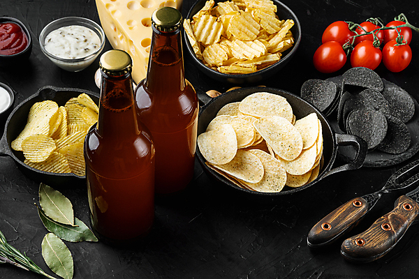 포토 JPG 해외이미지 검은배경 실내 사람없음 담기 맥주병 감자칩 해외포토 백그라운드 모션 술병 맥주 내부 과자 검은색 칩_음식 파일형식 이미지허브