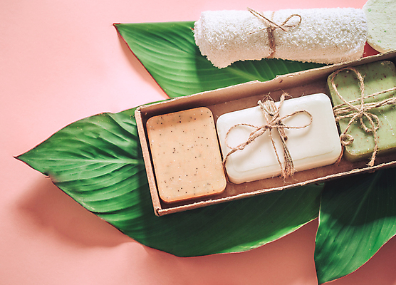 포토 JPG 해외이미지 분홍색 사람없음 하이앵글 수건 오브젝트 스파용품 야자수잎 바디케어 수제비누 해외포토 뷰포인트 컬러 잎 위생용품 스파 비누 파일형식 이미지허브