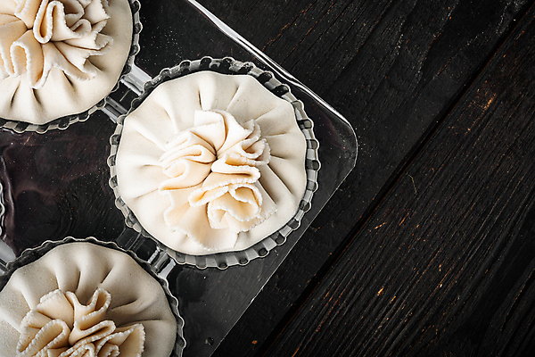 포토 JPG 해외이미지 실내 근접촬영 사람없음 하이앵글 만두 나무탁자 플라스틱통 해외포토 음식 뷰포인트 탁자 통 내부 플라스틱 파일형식 이미지허브