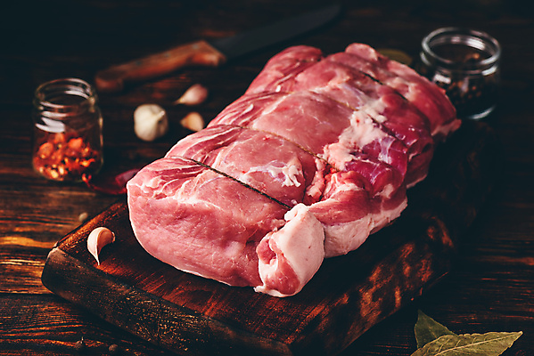 포토 JPG 해외이미지 나뭇잎 생고기 육류 돼지고기 사람없음 향신료 나무도마 등심 해외포토 잎 식재료 도마 목재 향미료 파일형식 이미지허브