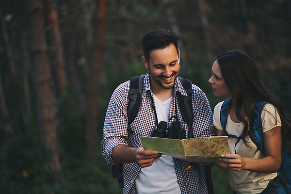 포토 JPG 해외이미지 백인 라이프스타일 커플 응시 여자 남자 행복 지도 배낭 자국 자연 남편 휴가 건강 사랑 미소 성인 야외 두명 햇빛 여행객 쌍안경 하이킹 탐험 아내 황무지 저녁 숲 검색 흥분 보여주기 탐사 방법 하이커 해외포토 서양인 시선 감정 여행 가방 관계 모션 레저 표정 사람 생활 태양 망원경 야간 생태계 파일형식 이미지허브
