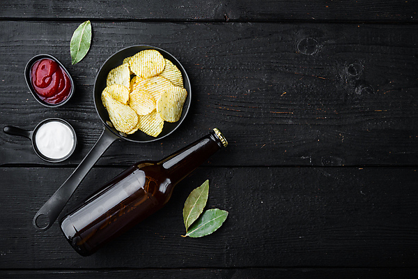 포토 JPG 해외이미지 검은배경 실내 사람없음 하이앵글 프라이팬 케첩 맥주병 감자칩 월계수 해외포토 뷰포인트 백그라운드 주방용품 술병 맥주 내부 과자 검은색 소스_음식 칩_음식 파일형식 이미지허브