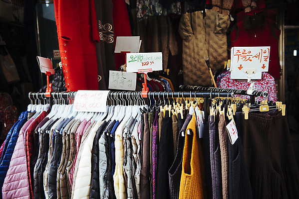 포토 JPG 주간 옷 상의 한국 사람없음 야외 세일 외투 시장 옷걸이 가격 옷가게 남대문시장 전통시장 국내포토 자연요소 전통 아시아 상점 파일형식