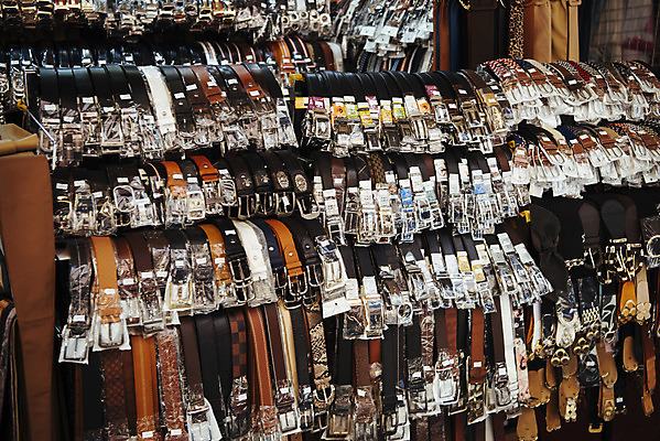 포토 JPG 주간 잡화 한국 사람없음 야외 상점 여러개 벨트 시장 옷가게 남대문시장 전통시장 국내포토 자연요소 전통 옷 아시아 다수 파일형식