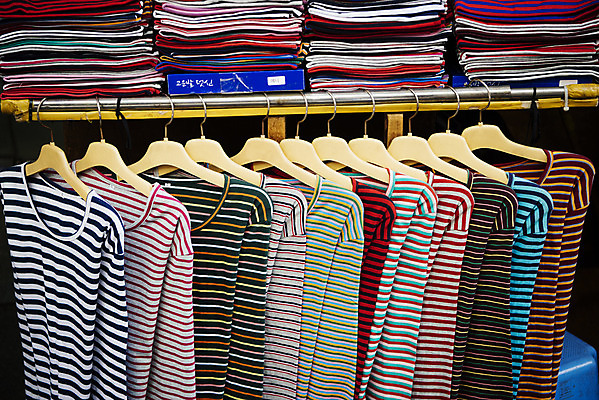 포토 JPG 주간 옷 상의 한국 사람없음 야외 상점 시장 옷걸이 남대문시장 전통시장 국내포토 자연요소 전통 아시아 파일형식