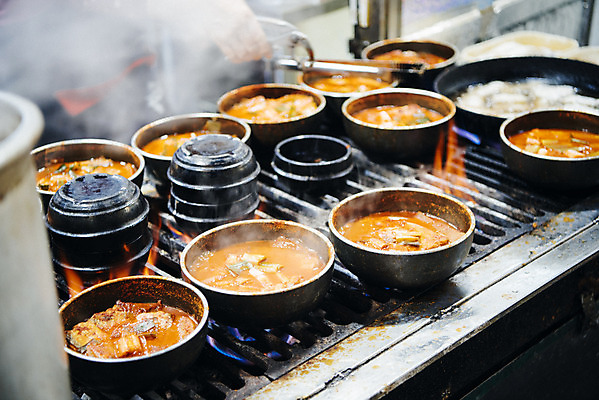 포토 JPG 주간 음식 한국 사람없음 야외 식당 여러개 시장 뚝배기 갈치조림 남대문시장 생선조림 전통시장 국내포토 자연요소 전통 아시아 다수 상점 조림 파일형식