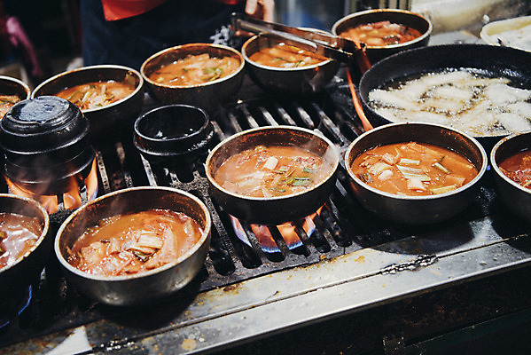 포토 JPG 주간 음식 한국 사람없음 야외 식당 여러개 시장 뚝배기 갈치조림 남대문시장 생선조림 전통시장 국내포토 자연요소 전통 아시아 다수 상점 조림 파일형식