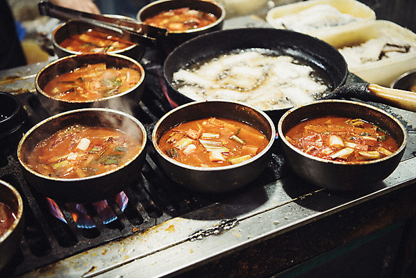 포토 JPG 주간 음식 한국 사람없음 야외 식당 여러개 시장 뚝배기 갈치조림 남대문시장 생선조림 전통시장 국내포토 자연요소 전통 아시아 다수 상점 조림 파일형식