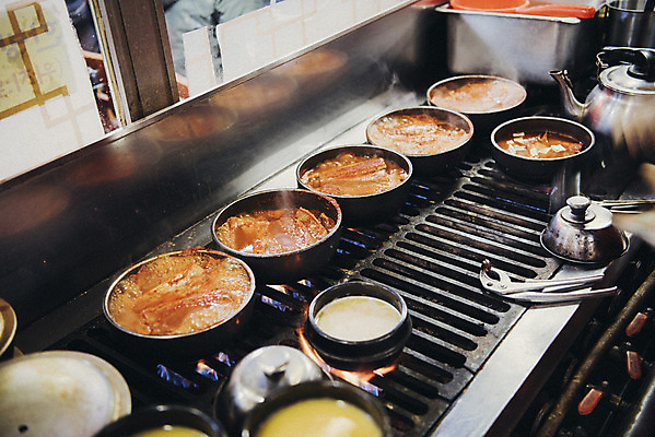 포토 JPG 주간 음식 한국 사람없음 야외 식당 여러개 시장 뚝배기 갈치조림 남대문시장 생선조림 전통시장 국내포토 자연요소 전통 아시아 다수 상점 조림 파일형식