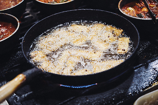 포토 JPG 주간 한국 사람없음 야외 식당 튀김 프라이팬 시장 기름 갈치 남대문시장 전통시장 국내포토 자연요소 전통 아시아 음식 주방용품 어류 상점 파일형식