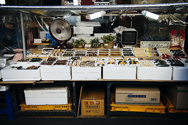 포토 JPG 주간 음식 떡 한국 사람없음 야외 시장 종이상자 남대문시장 떡집 전통시장 국내포토 자연요소 전통 아시아 상자 파일형식