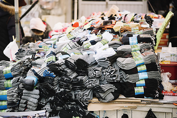 포토 JPG 주간 잡화 양말 한국 사람없음 야외 세트 시장 묶기 남대문시장 여러켤레 전통시장 국내포토 자연요소 전통 아시아 다수 모션 파일형식